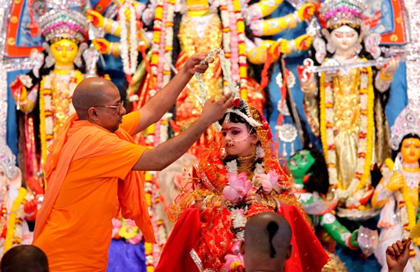 kumari puja at belur math, durga puja festival in Bengal, cheap flight tickets to Kolkata, travel to India, kumari puja ceremony
